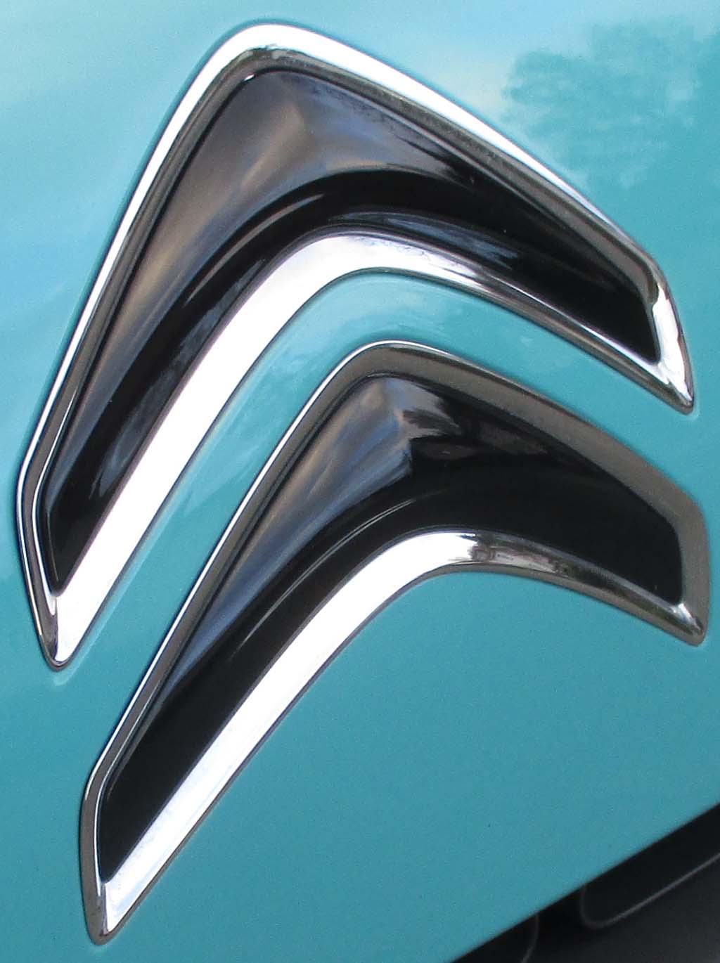 Citroën C4 Cactus: Blick auf das Markenlogo, den Doppelwinkel, vorn. 