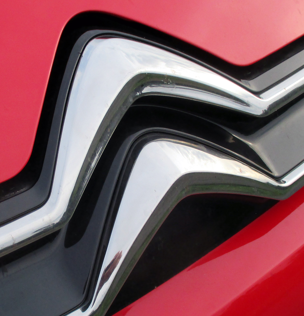 Citroën C4 Cactus: Blick auf den Marken-Doppelwinkel vorn.