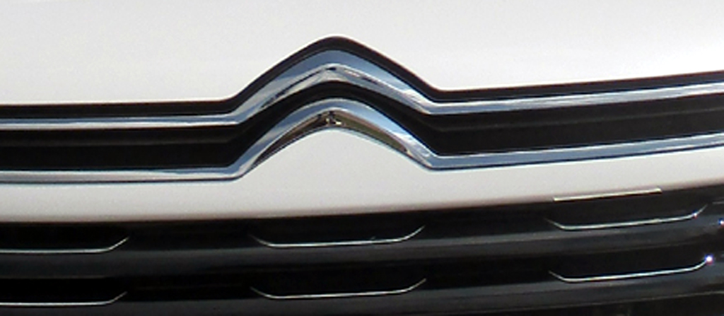 Citroën C5 Aircross: Blick auf das Doppelwinkel-Emblem vorn.