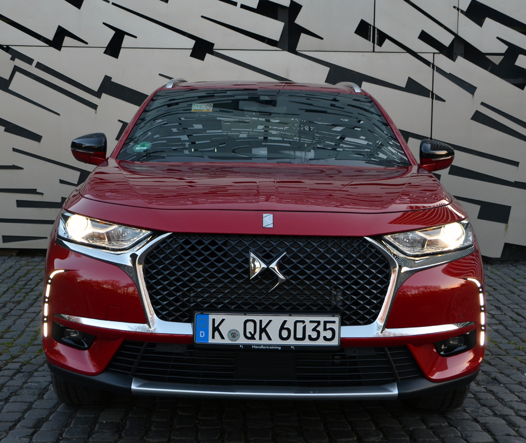 DS7 Crossback: Blick auf die Frontpartie. Fotos: Kuwatsch