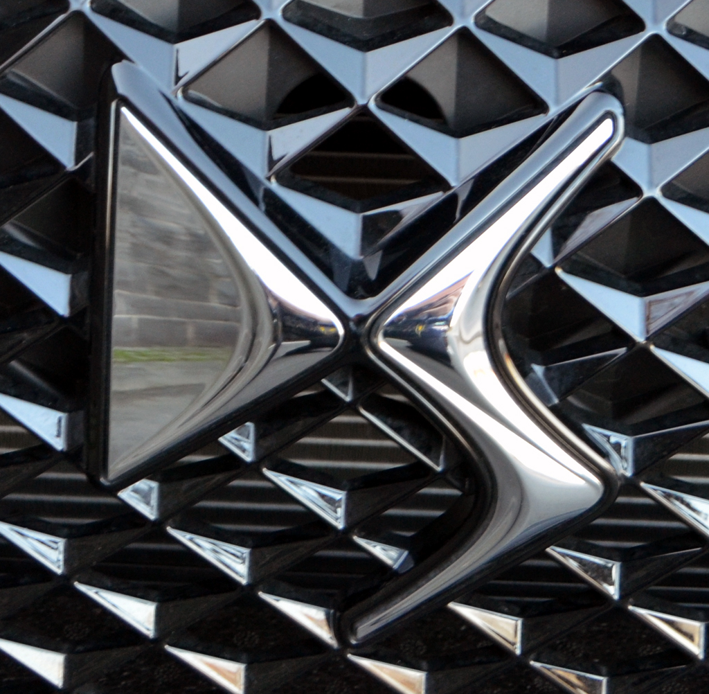 DS7 Crossback: Das Markenlogo sitzt vorn im Kühlergrill.