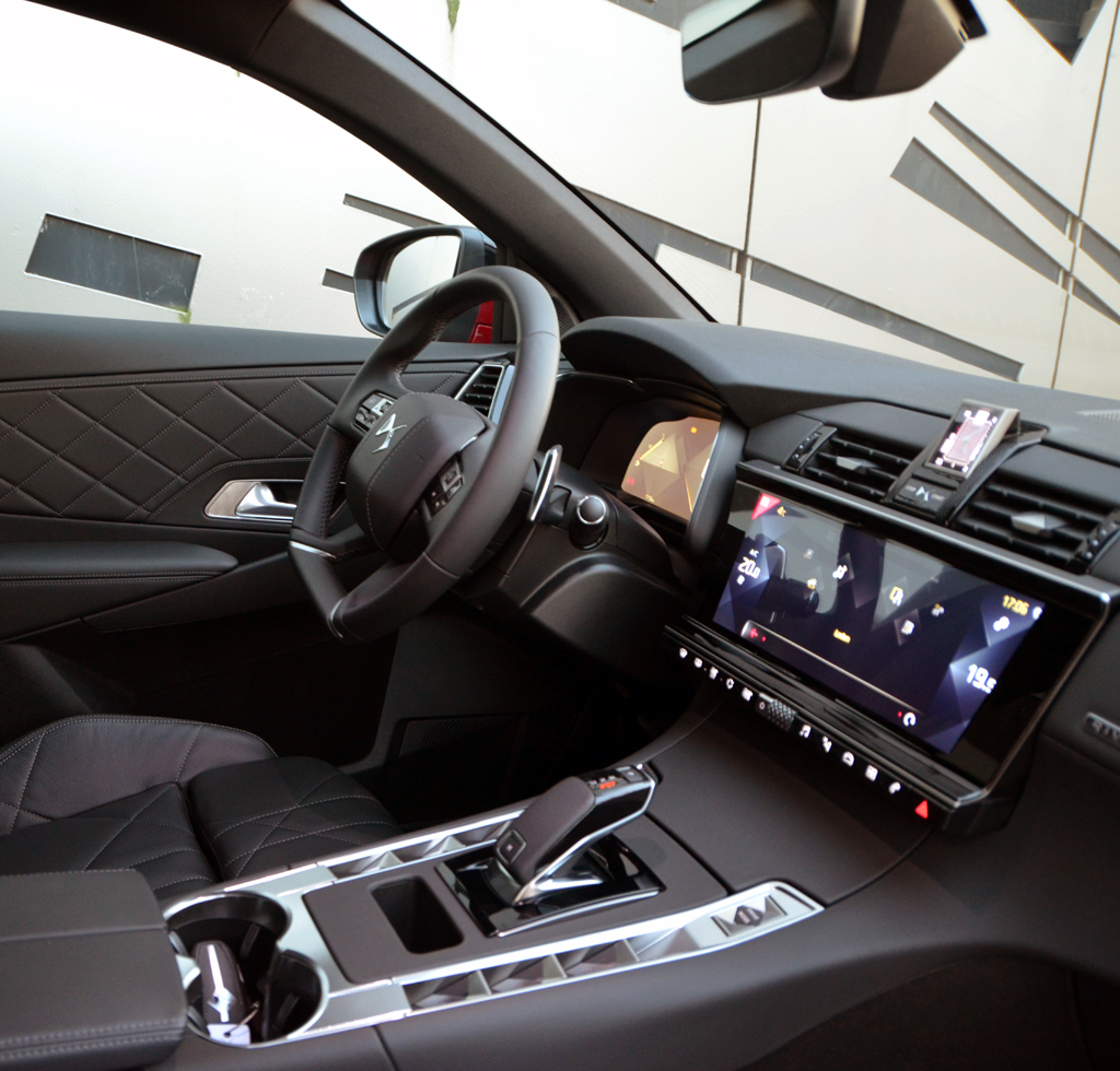 DS7 Crossback: Das große Zentraldisplay in der Mitte macht das Cockpit übersichtlich.