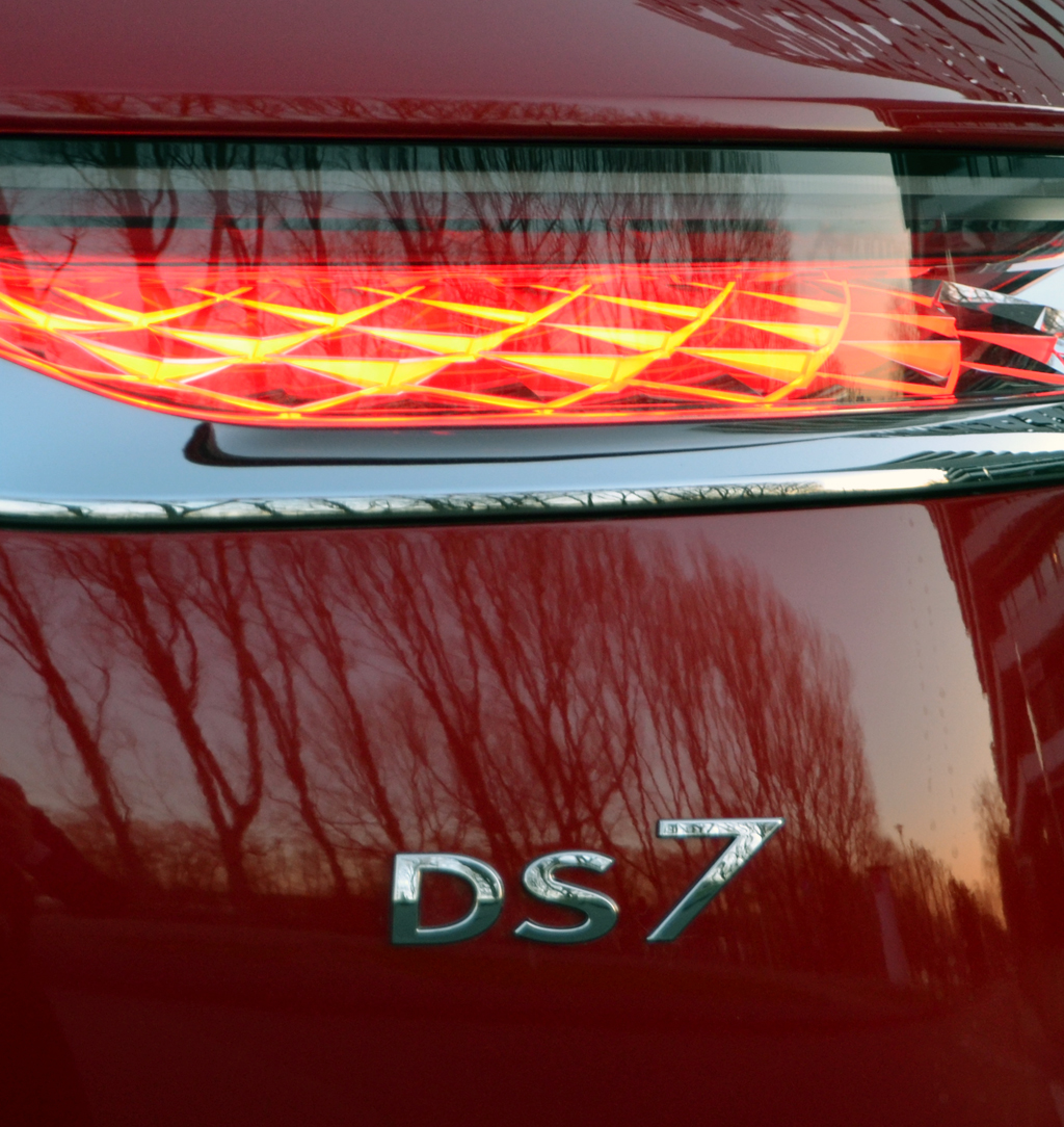 DS7 Crossback: Moderne Leuchteinheit hinten mit Modellkennung.