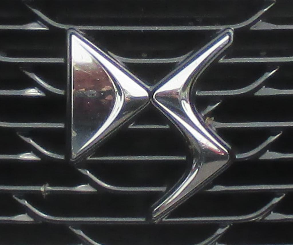 DS4: Das Markenlogo sitzt vorn im Kühlergrill.