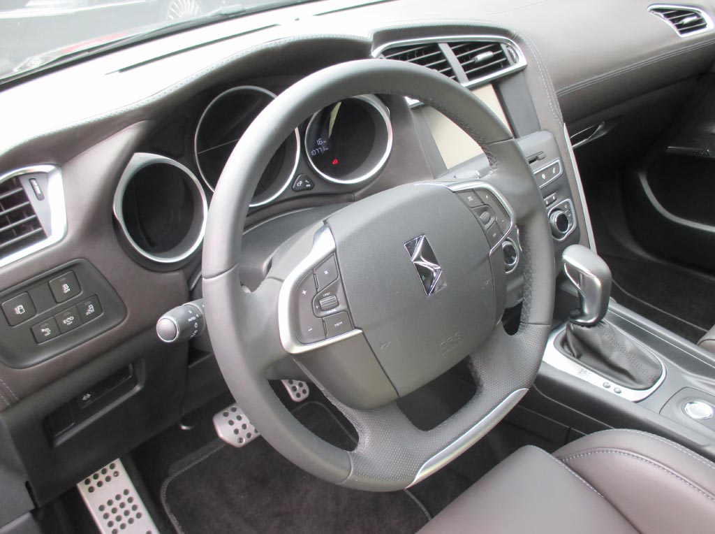 DS4: Blick ins recht übersichtliche Cockpit.