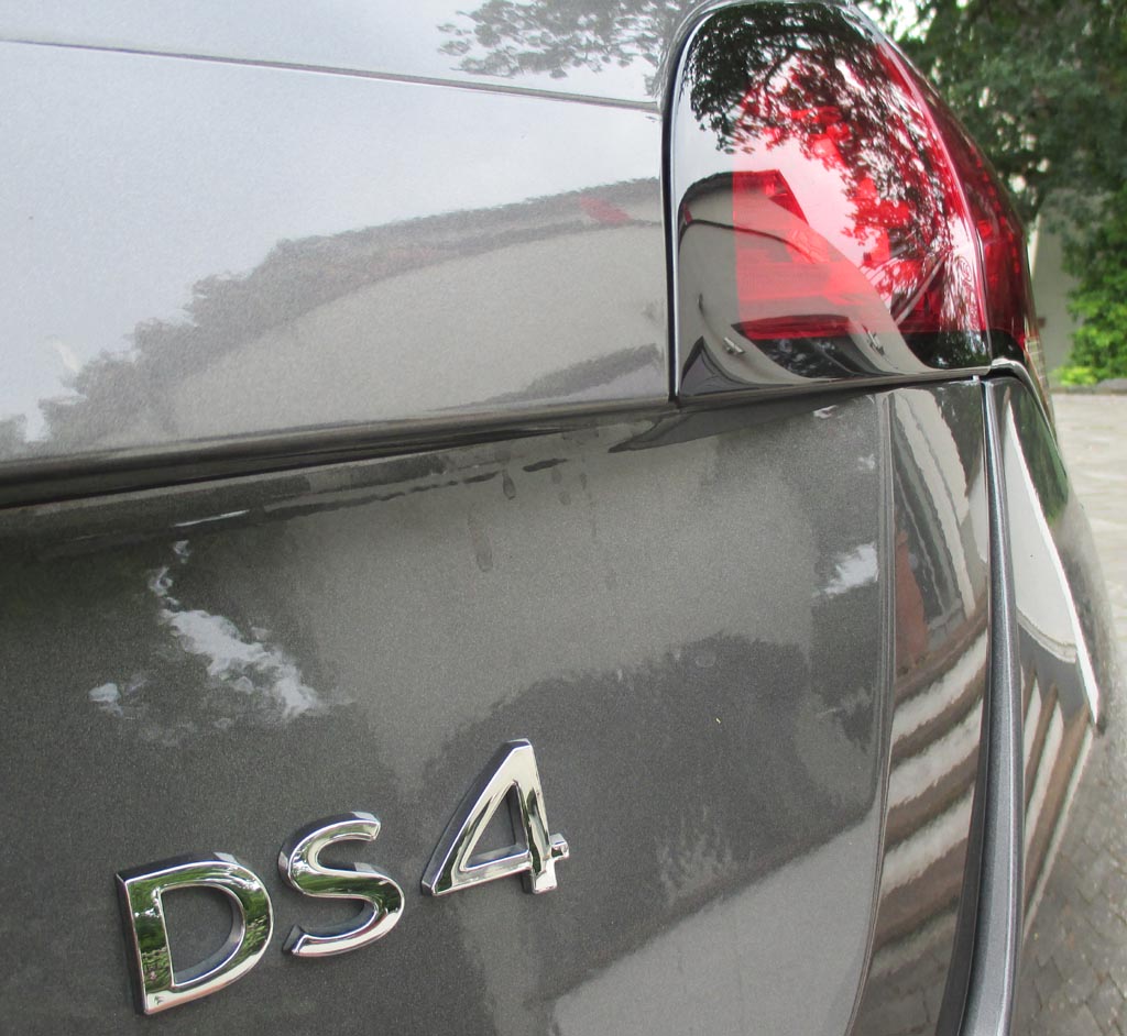 DS4: Moderne Leuchteinheit hinten mit Modellkennung.