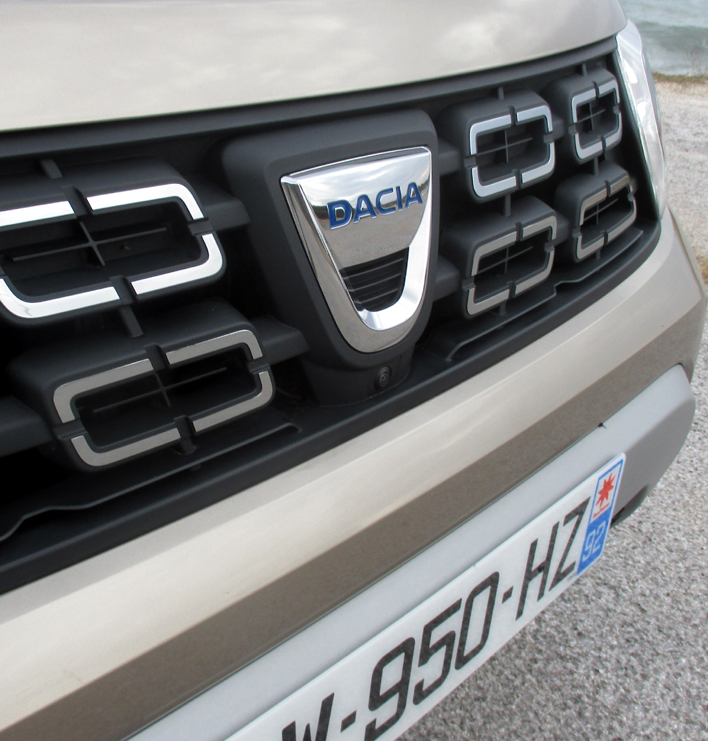 Dacia Duster: Das Markenlogo sitzt vorn im Kühlergrill.