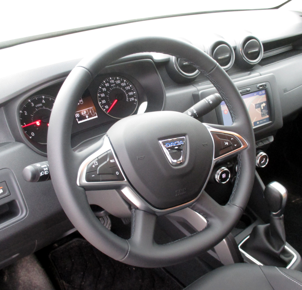 Dacia Duster: Im Cockpit geht es sehr übersichtlich zu.