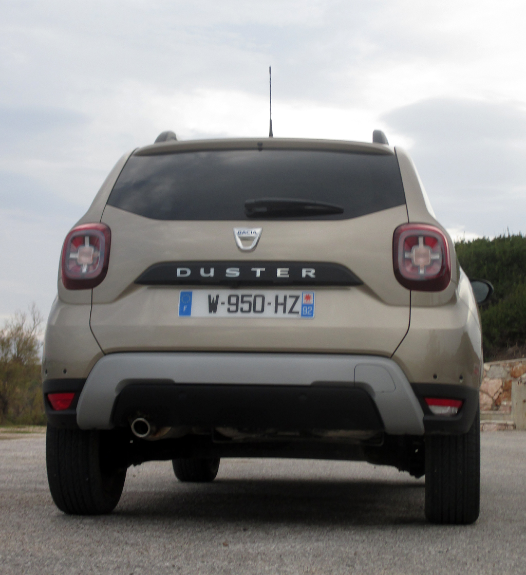 Dacia Duster: Blick auf die Heckpartie mit weit nach oben gezogenem Unterfahrschutz,