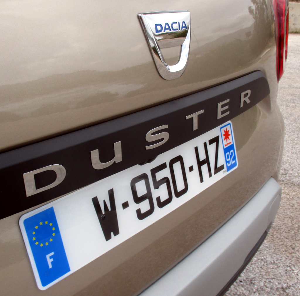 Dacia Duster: Markenlogo und Modellschriftzug auf der Hecktür.