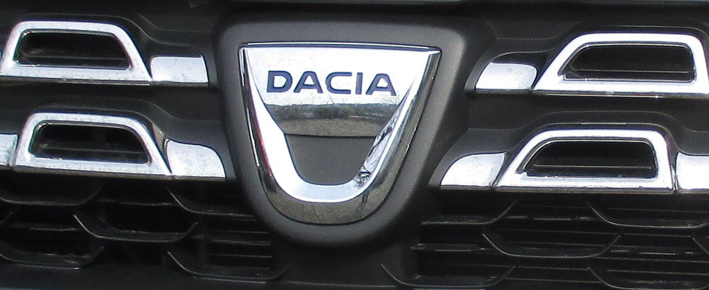 Dacia Duster: Das Markenlogo sitzt vorn im Kühlergrill.