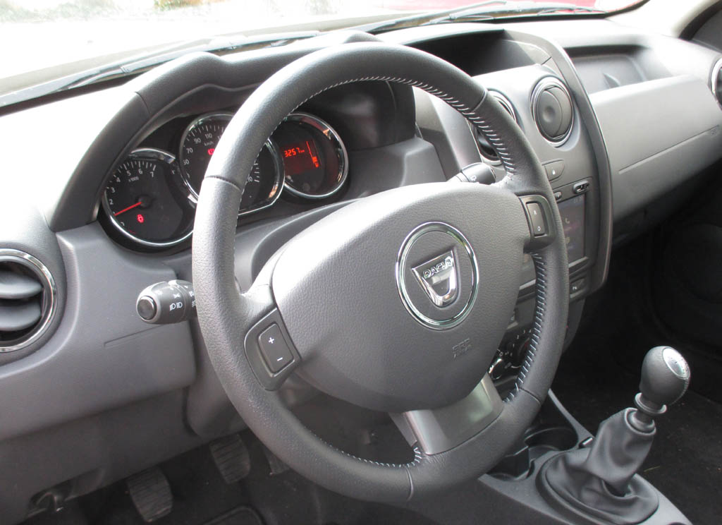 Dacia Duster: Blick ins recht einfach gestaltete Cockpit.