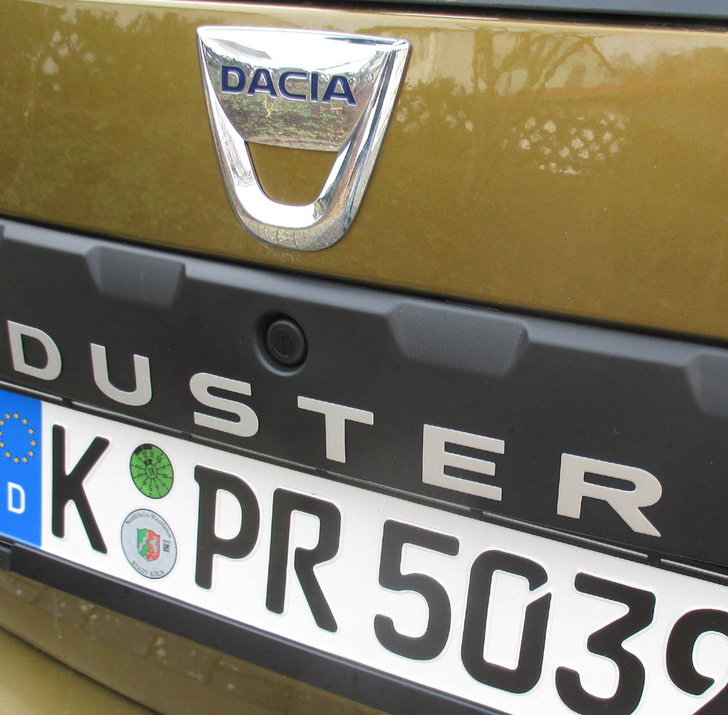 Dacia Duster: Blick auf Markenlogo und Modellschriftzug auf der Heckklappe.