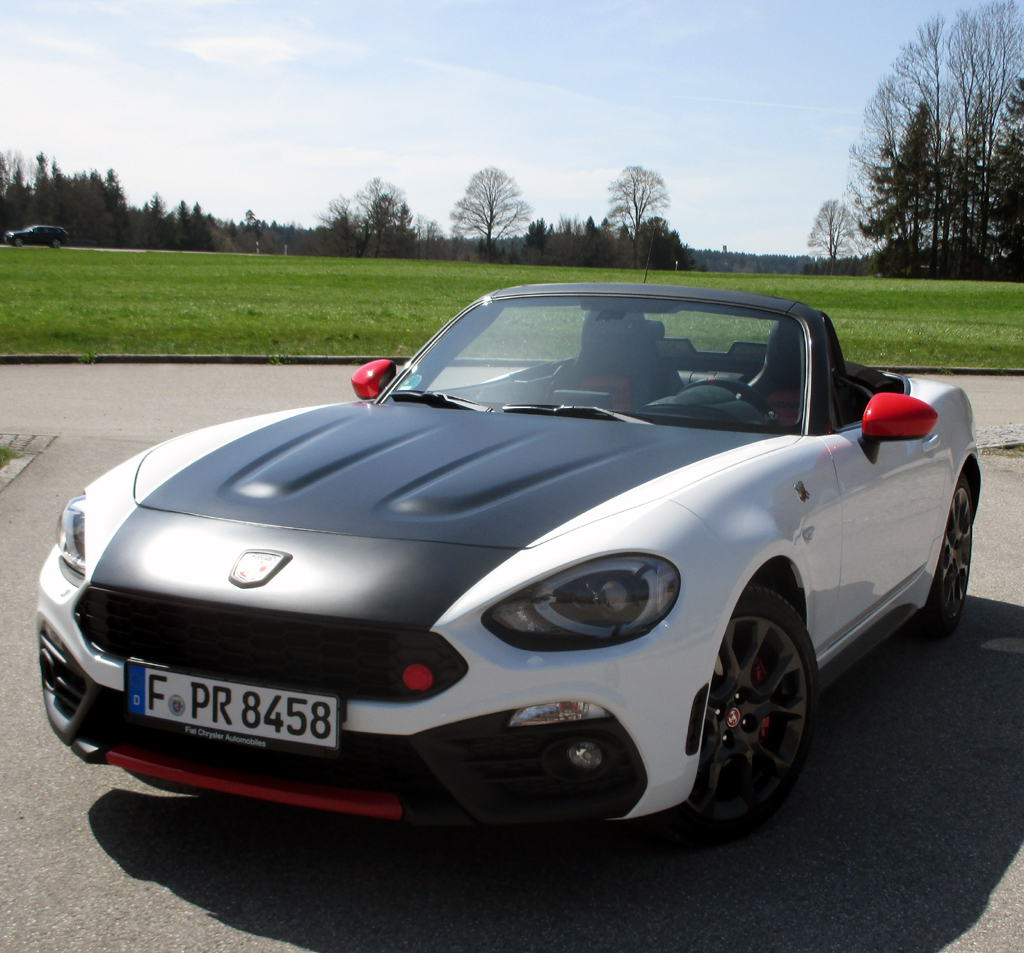 Abarth 124 Spider: Auffällig an dieser Variante ist die schwarze Motorhaube. Fotos: Koch
