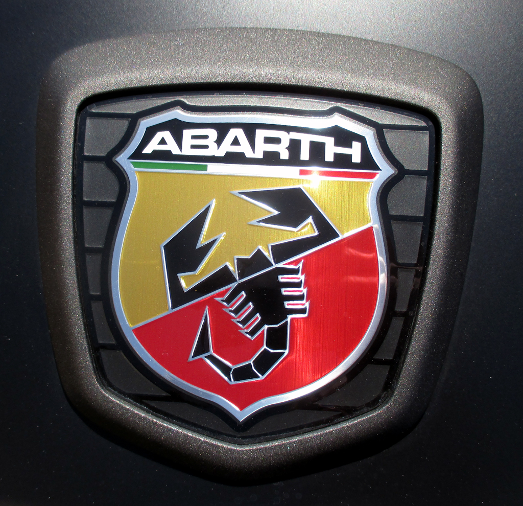 Abarth 124 Spider: Der Skorpion ziert das Logo der sportlichen Fiat-Performance-Marke.  