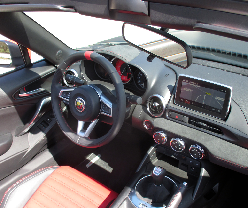 Abarth 124 Spider: Blick ins sportliche Cockpit.