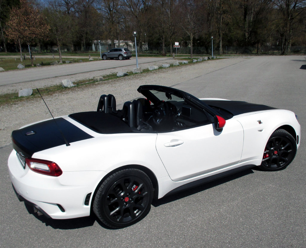 Abarth 124 Spider: Heck-/Seitenansicht.