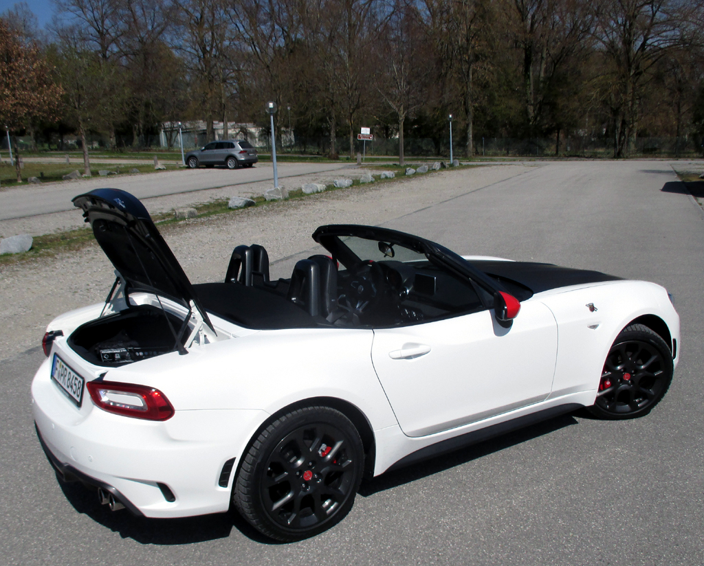 Abarth 124 Spider: Das kleine Gepäckabteil fasst gerade einmal 140 Liter.