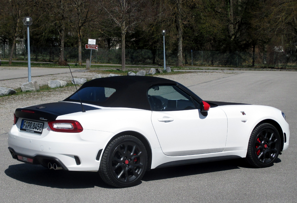Abarth 124 Spider: Und so sieht der Zweisitzer mit geschlossenem Stoffverdeck aus.