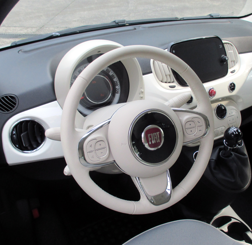 Selbst im Cockpit geht es stylisch, wenn auch eher puristisch zu.