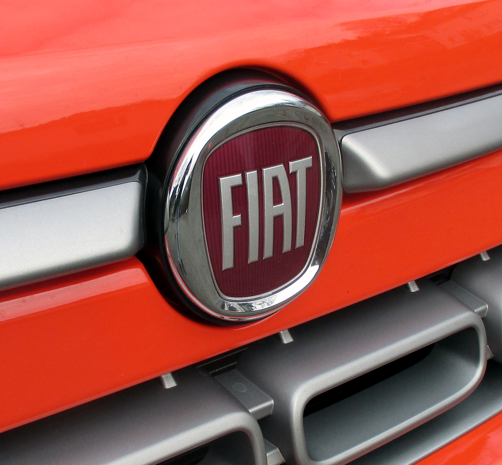 Fiat 500L: Blick auf das Markenlogo vorn.
