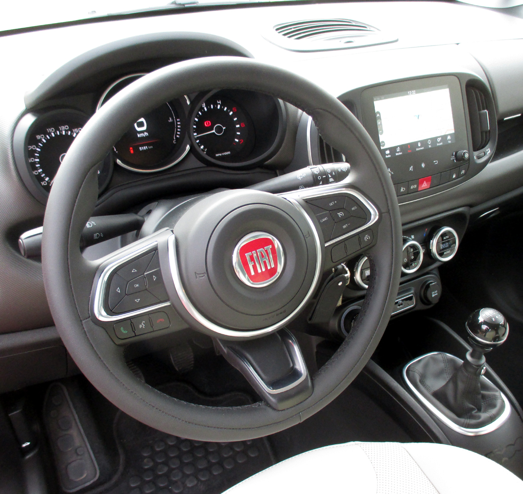 Fiat 500L: Im Cockpit geht es recht übersichtlich zu.