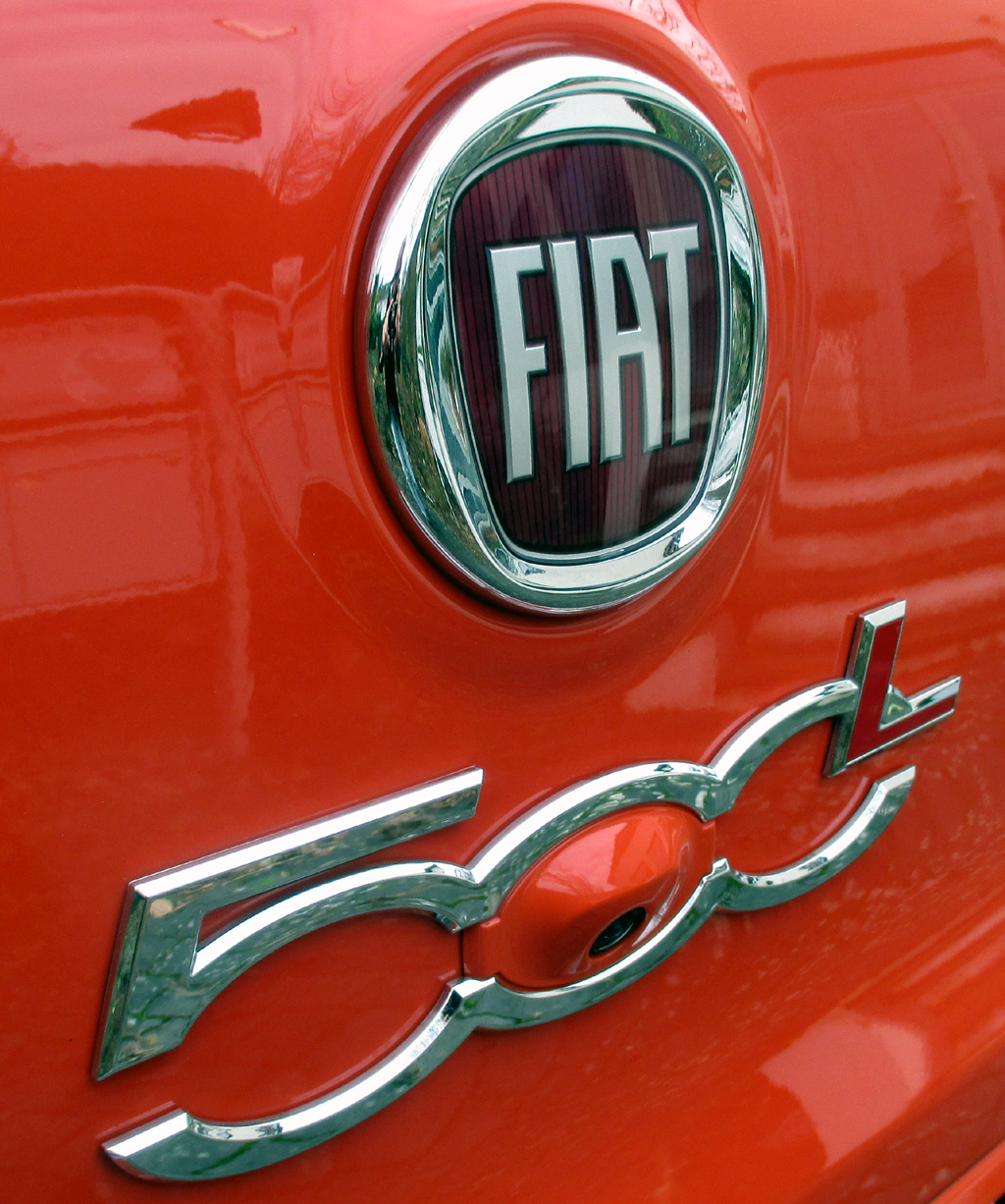 Fiat 500L: Markenlogo und Modellkennung auf der Hecktür.