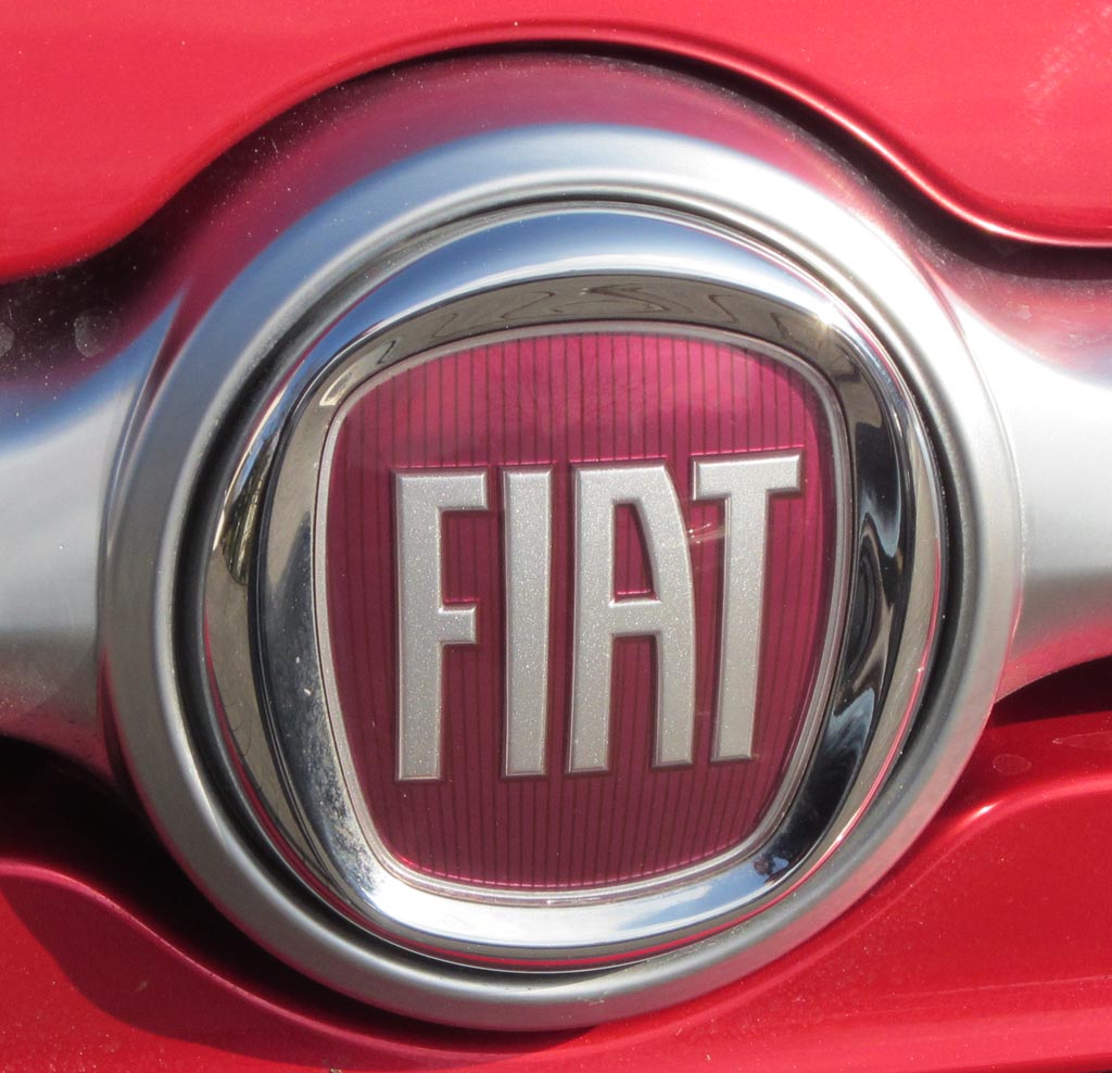 Fiat 500X: Das Markenlogo sitzt vorn in einer Chromspange über dem Kühlergrill.