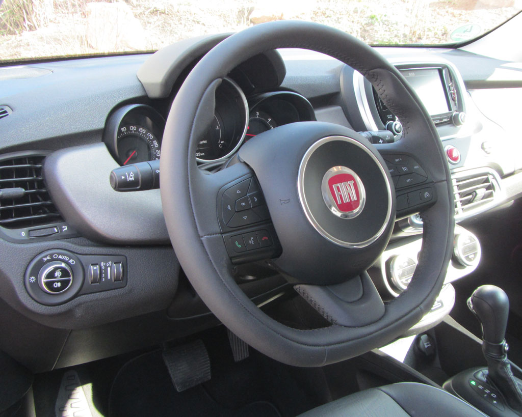 Fiat 500X: Blick ins recht übersichtliche Cockpit.