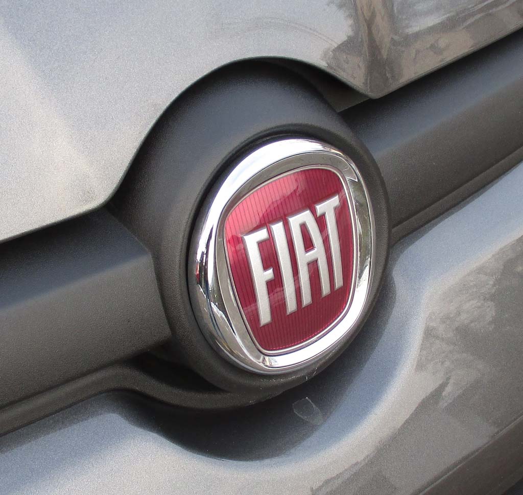 Fiat Panda: Blick auf das Markenlogo an der Front.