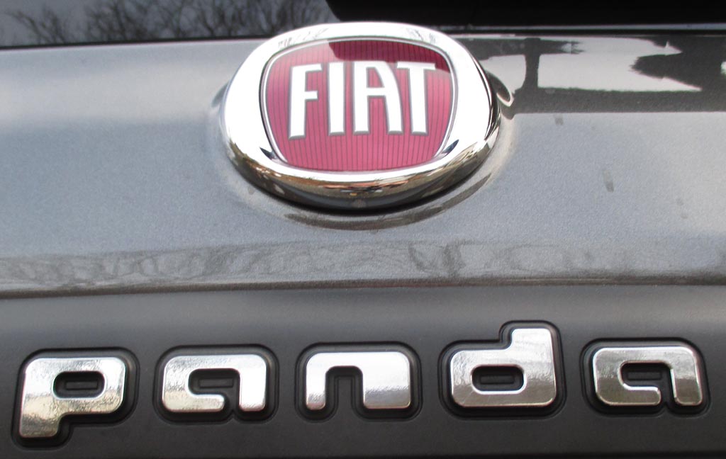 Fiat Panda: Blick auf Markenlogo und Modellschriftzug am Heck.