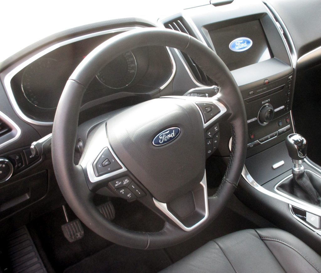 Ford Edge: Im Cockpit geht es ziemlich übersichtlich zu.