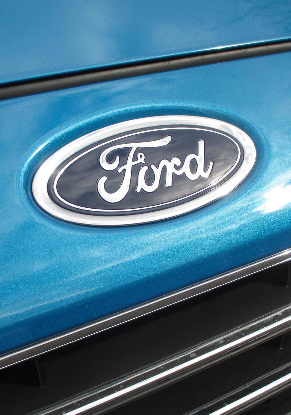 Ford Fiesta: Das Markenemblem sitzt vorn über dem Kühlergrill.