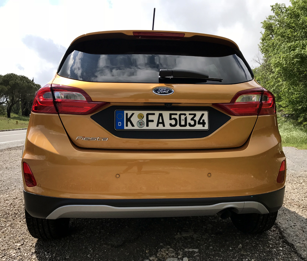 Ford Fiesta Active: Auch der Unterfahrschutz am Heck deutet etwas mehr Robustheit an.
