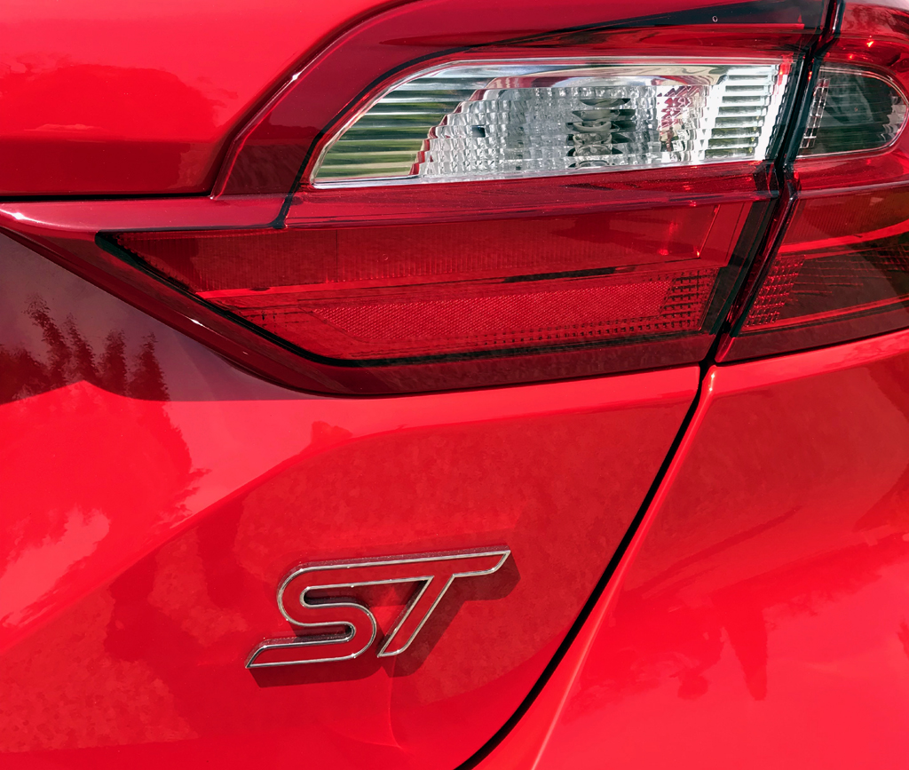 Ford Fiesta ST: Moderne Leuchteinheit und Modellkennung am Heck.