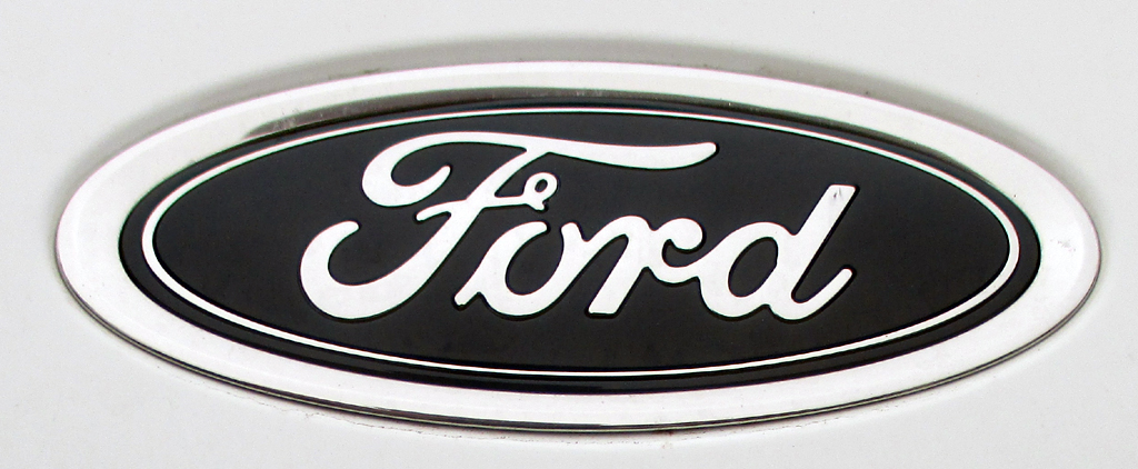 Ford Fiesta: Das Markenlogo sitzt vorn über dem Kühlergrill.