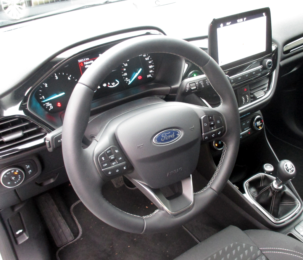 Ford Fiesta: Im Cockpit geht es inzwischen viel übersichtlicher zu.