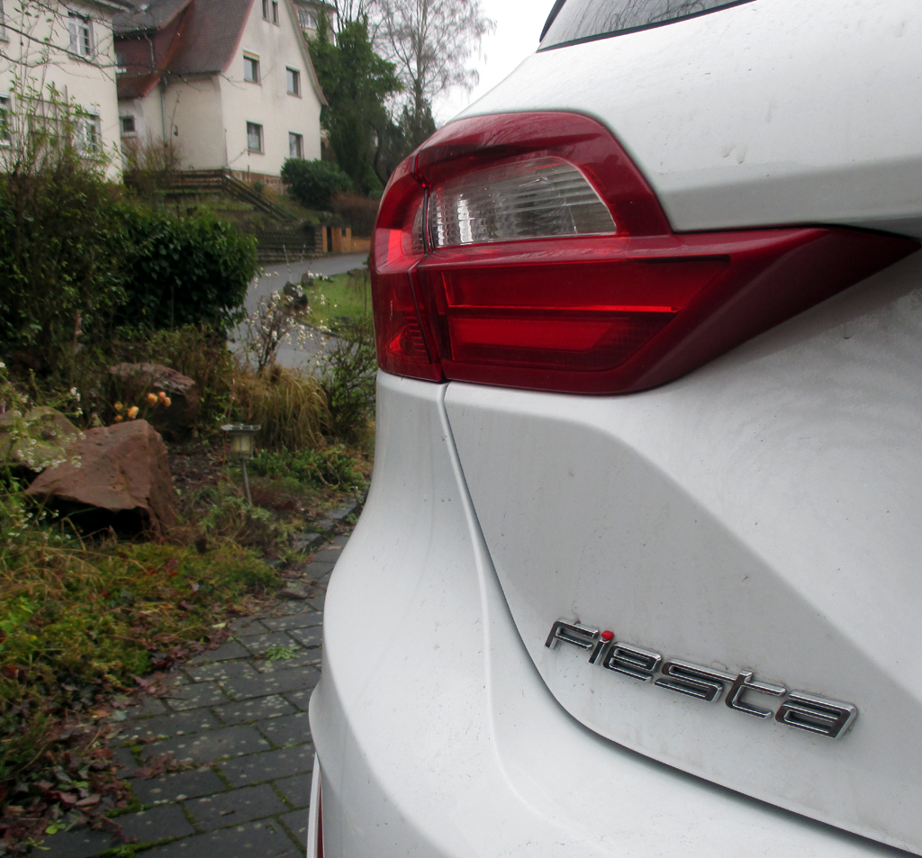 Ford Fiesta: Moderne Leuchteinheit hinten mit Modellschriftzug.