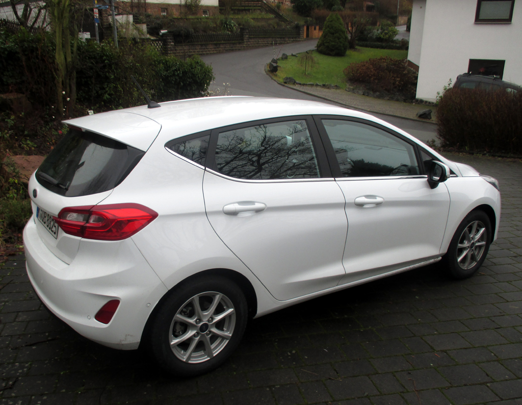 Ford Fiesta: Heck-/Seitenansicht.