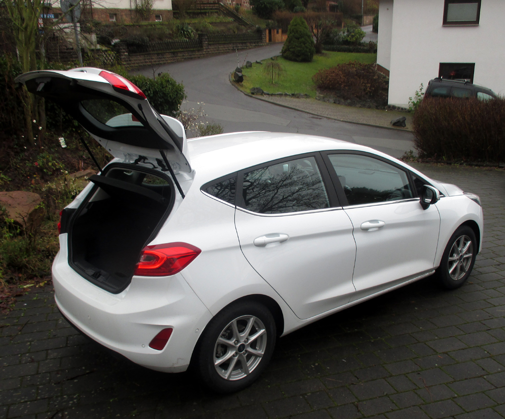 Ford Fiesta: Das Gepäckabteil fasst 269/292 bis 1070/1093 Liter.