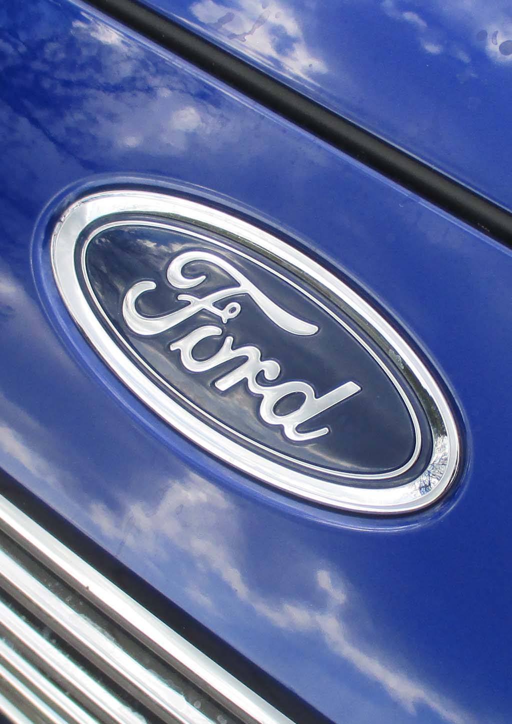 Ford Focus: Das Markenoval sitzt vorn über dem Kühlergrill.