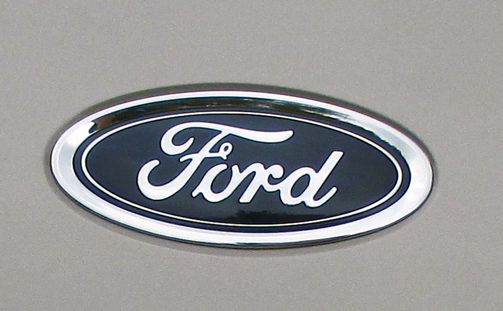 Ford Focus: Das Markenlogo sitzt vorn über dem Kühlergrill.