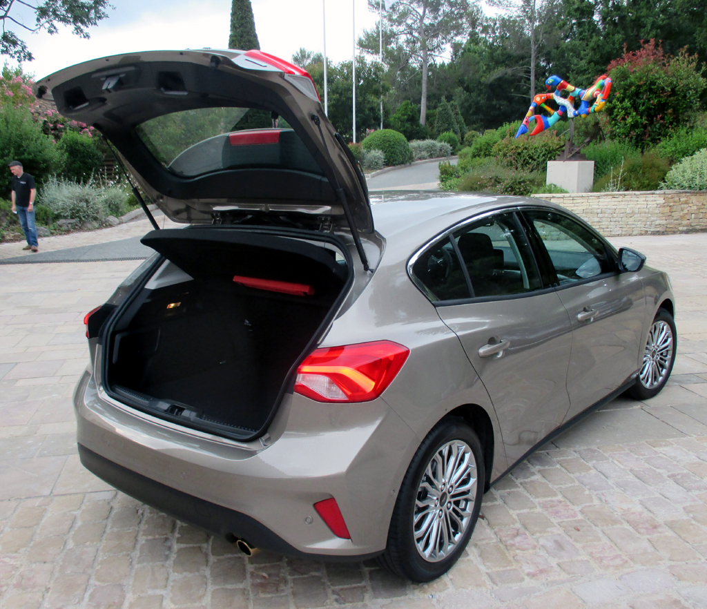 Ford Focus: Das Gepäckabteil der fünftürigen Fließhecklimousine fasst 341 bis 1354 Liter.