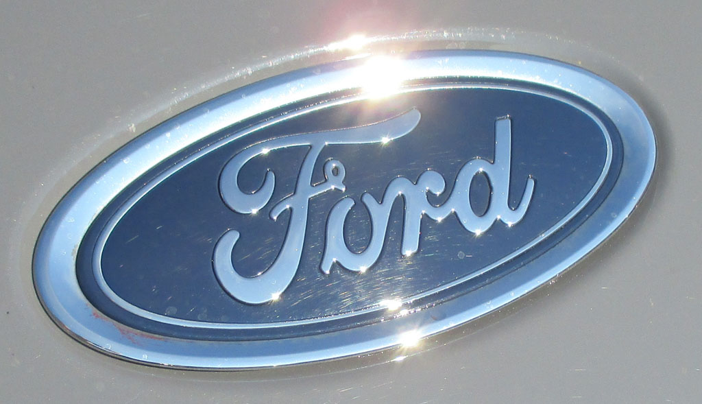 Ford Focus ST: Das blaue Markenoval sitzt vorn über dem speziellen Kühlergrill.