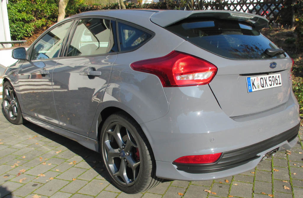 Ford Focus ST: Heck-/Seitenansicht.