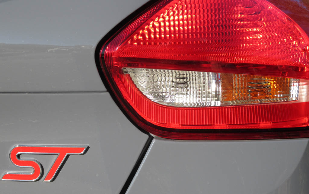 Ford Focus ST: Moderne Leuchteinheit hinten mit Modellkennung.