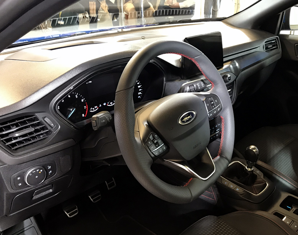Ford Focus: Blick ins übersichtliche Cockpit mit wertigeren Materialien.