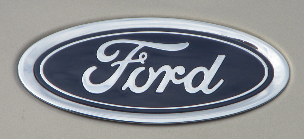 Ford Grand C-Max: Das Markenlogo sitzt vorn über dem Kühlergrill.