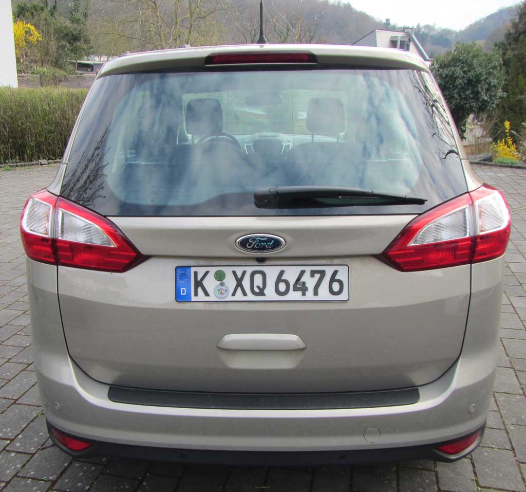 Ford Grand C-Max: Das Markenlogo sitzt vorn über dem Kühlergrill.