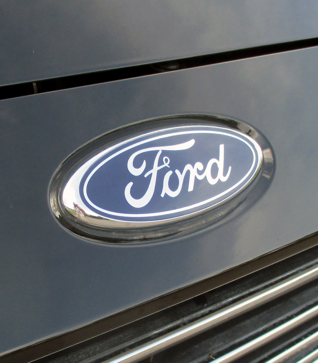 Ford Ka+: Das Markenoval sitzt vorn über dem Kühlergrill.